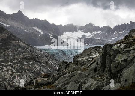 Les glaciers avancent toujours. Ce sont leurs marges qui se fondent. Le glacier du Rhône en 2015. La couverture de toile est une tentative de ralentir la retraite. Banque D'Images