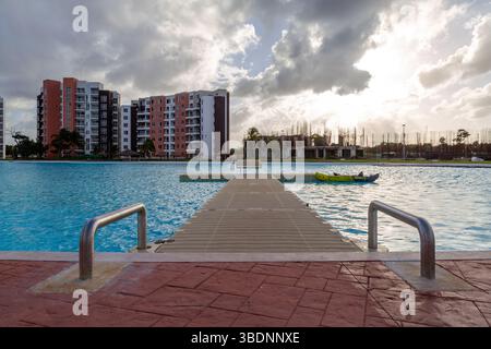 Dream Lagoons, Cancun, Mexique - 23 février 2019 : une jetée s'étend dans un lagon, offrant des activités récréatives pour les résidents des appartements voisins. Banque D'Images