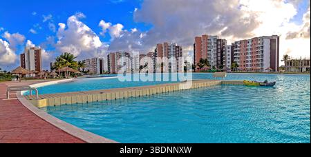 Dream Lagoons, Cancun, Mexique - 23 février 2019 : un grand lagon est entouré d'immeubles d'appartements, offrant aux résidents une expérience de plage. Banque D'Images