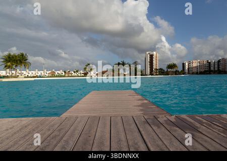 Dream Lagoons, Cancun, Mexique - 23 février 2019 : une vue sereine depuis un quai en bois surplombant le lagon turquoise, entouré de palmiers. Banque D'Images