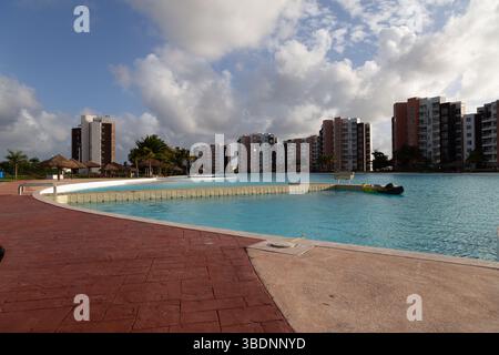Dream Lagoons, Cancun, Mexique - 23 février 2019 : un grand lagon entouré d'immeubles d'appartements offre une expérience de villégiature pour les résidents. Banque D'Images