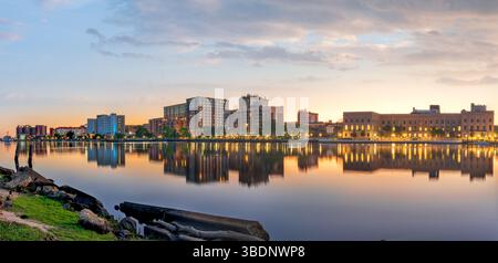 Norfolk, Virginie, États-Unis magnifique horizon matinal sur la rivière Elizabeth. Banque D'Images