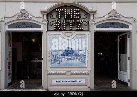 Entrée et façade du célèbre Café Ritz Madère, l'un des plus anciens grands cafés de Funchal. Banque D'Images