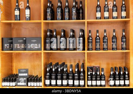Les bouteilles de vin de Madère Blandy au marché fermier de Funchal sur l'île portugaise de Madère. Banque D'Images