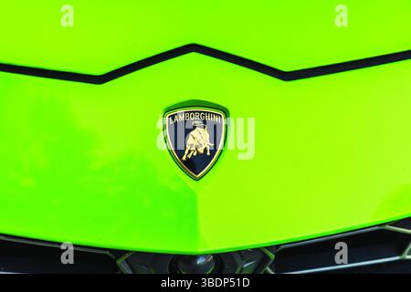 Vue rapprochée du badge Lamborghini sur le capot de Lamborghini Urus vert garé sur Ocean Drive à Miami Beach. Miami Beach. ÉTATS-UNIS. Banque D'Images