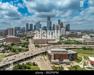 Vue aérienne de l'Université de Houston Downtown académique, science technologie, bien-être de la construction de succès avec gratte-ciel fond Banque D'Images