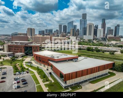 Vue aérienne de l'Université de Houston Downtown académique, science technologie, bien-être de la construction de succès avec gratte-ciel fond Banque D'Images