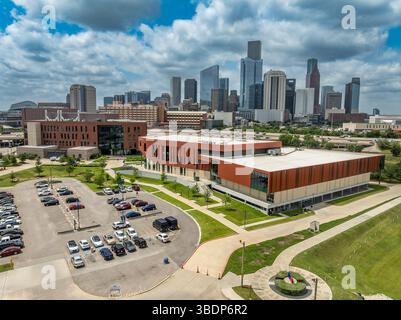 Vue aérienne de l'Université de Houston Downtown académique, science technologie, bien-être de la construction de succès avec gratte-ciel fond Banque D'Images