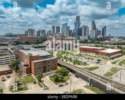 Vue aérienne de l'Université de Houston Downtown académique, science technologie, bien-être de la construction de succès avec gratte-ciel fond Banque D'Images