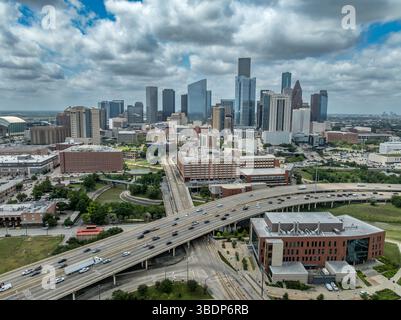 Vue aérienne de l'Université de Houston Downtown académique, science technologie, bien-être de la construction de succès avec gratte-ciel fond Banque D'Images