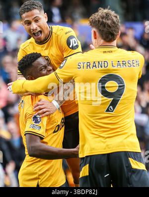 #5, Marshall Munetsi de Wolverhampton Wanderers (à gauche) est félicité pour son but lors du match de premier League entre Wolverhampton Wanderers et Brentford à Molineux, Wolverhampton le dimanche 25 mai 2025. (Photo : Stuart Leggett | mi News) crédit : MI News & Sport /Alamy Live News Banque D'Images