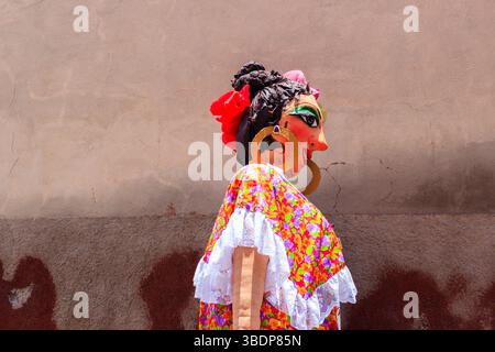 San Miguel de Allende, Mexique - 28 mai 2016 : un Mojiganga, une marionnette géante en papier mâché, se tient prêt pour un défilé ou une célébration. Banque D'Images