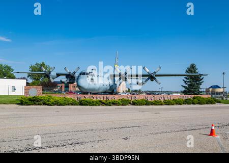 Plan cargo C-130 derrière un mur de briques avec un panneau de la Garde nationale aérienne du Wyoming à Cheyenne, Wyoming Banque D'Images