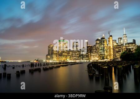 Photographie longue exposition de la ligne d'horizon de New York la nuit Banque D'Images