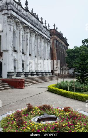 Colonnades néoclassiques du palais Baliati Zamindar dans le village de Baliati, Manikganj, Bangladesh, qui abritait autrefois une puissante famille zamindari. Banque D'Images