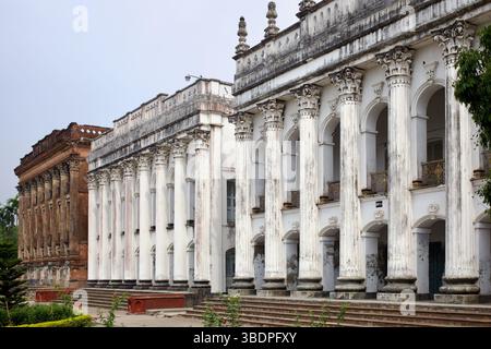 Colonnades néoclassiques du palais Baliati Zamindar dans le village de Baliati, Manikganj, Bangladesh, qui abritait autrefois une puissante famille zamindari. Banque D'Images