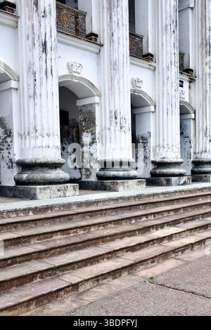 Colonnades néoclassiques du palais Baliati Zamindar dans le village de Baliati, Manikganj, Bangladesh, qui abritait autrefois une puissante famille zamindari. Banque D'Images
