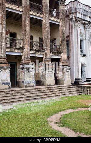 Colonnades néoclassiques du palais Baliati Zamindar dans le village de Baliati, Manikganj, Bangladesh, qui abritait autrefois une puissante famille zamindari. Banque D'Images