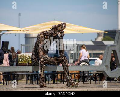 Kunstinstallation eines denkenden Roboters aus Altmetall auf einem öffentlichen Platz im Hafen von Kopenhagen Banque D'Images