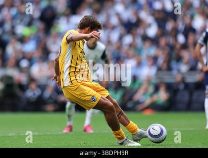 Tottenham Hotspur Stadium, Londres, Royaume-Uni. 25 mai 2025. Premier League Football, Tottenham Hotspur contre Brighton et Hove Albion ; Matt O'Riley de Brighton &amp ; Hove Albion marquant ses côtés 3e but au 88e pour en faire 3-1 crédit : action plus Sports/Alamy Live News Banque D'Images