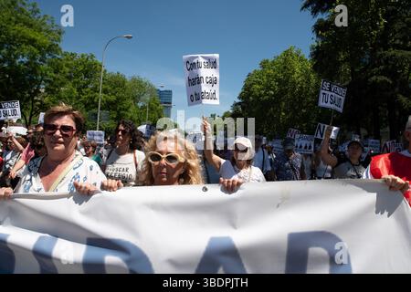 Madrid, Communauté de Madrid, Espagne. 25 mai 2025. Les manifestants tiennent des pancartes mettant en garde contre la privatisation des soins de santé, exigeant la protection du système public et un accès équitable pour tous. Crédit : Michele Parisato/ZUMA Press Wire/ZUMA Wire/Alamy Live News Banque D'Images