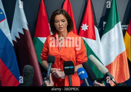 Madrid, Espagne. 25 mai 2025. Tanja Fajon, ministre slovène des Affaires étrangères, s'adresse aux médias lors de la réunion de Madrid pour la mise en œuvre de la solution des deux États des Nations européennes et arabes qui s'est tenue au ministère des Affaires étrangères. L'Espagne promeut un dialogue au sein de la communauté internationale pour mettre fin à la catastrophe humanitaire à Gaza et progresser vers une solution politique au conflit, réalisant la solution à deux États, Israël et la Palestine. Crédit : Marcos del Mazo/Alamy Live News Banque D'Images
