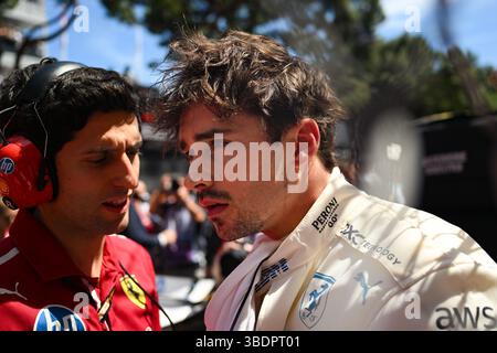 Montecarlo, Mezzolombardo, Monaco. 25 mai 2025. Charles Leclerc (Scuderia Ferrari) est sur la grille avant le départ du Grand Prix FIA de formule 1 de Monaco 2025 sur le circuit de Monaco à Montecarlo, Monaco. (Crédit image : © Daisy Facinelli/ZUMA Press Wire) USAGE ÉDITORIAL SEULEMENT ! Non destiné à UN USAGE commercial ! Banque D'Images