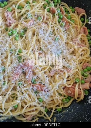 Spaghetti Carbonara avec jambon et petits pois Banque D'Images