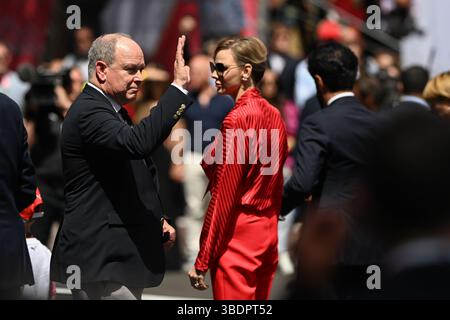 Montecarlo, Mezzolombardo, Monaco. 25 mai 2025. Le Prince Albert II de Monaco et la Princesse Charlene sont vus lors de l'hymne national du Grand Prix FIA de formule 1 de Monaco 2025 sur le circuit de Monaco à Montecarlo, Monaco. (Crédit image : © Daisy Facinelli/ZUMA Press Wire) USAGE ÉDITORIAL SEULEMENT ! Non destiné à UN USAGE commercial ! Banque D'Images
