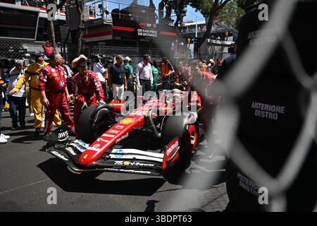 Montecarlo, Mezzolombardo, Monaco. 25 mai 2025. Charles Leclerc (Scuderia Ferrari) est sur la grille avant le départ du Grand Prix FIA de formule 1 de Monaco 2025 sur le circuit de Monaco à Montecarlo, Monaco. (Crédit image : © Daisy Facinelli/ZUMA Press Wire) USAGE ÉDITORIAL SEULEMENT ! Non destiné à UN USAGE commercial ! Banque D'Images