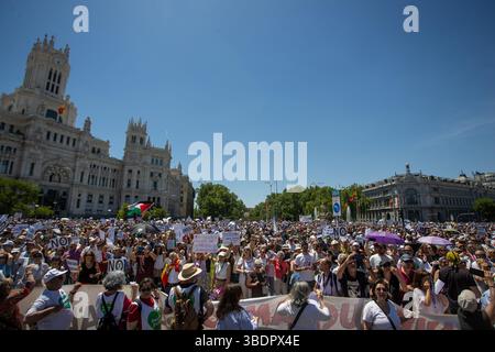 Madrid, Espagne. 25 mai 2025. Des milliers de citoyens ont défilé dans les rues de Madrid ce dimanche lors d'une nouvelle manifestation de quartier appelant à des soins de santé publics « universels et de qualité » et à exiger que ce droit « reste pour tous et pas seulement pour ceux qui peuvent se payer une assurance ». Crédit : D. Canales Carvajal/Alamy Live News Banque D'Images