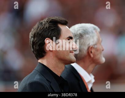 Paris, France. 25 mai 2025. Roger Federer (sui) et Gilles Moretton lors du Roland Garros 2025. Crédit : Corleve/Alamy Live News Banque D'Images