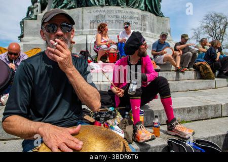 Montréal Tam-Tams dans le parc du Mont-Royal à Montréal, Canada. Le Tam-Tams est le nom informel d'un festival hebdomadaire gratuit de tambours. Banque D'Images