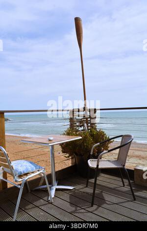 Scène balnéaire Ventnor Beach, Blake's Cafe, front de mer. Banque D'Images