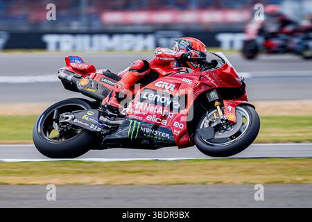 TOWCESTER, ROYAUME-UNI. Mai 25 : Marc Marquez (#mm93, Espagne) de Ducati Lenovo Team) en MotoGP dimanche lors du Grand Prix de Tissot du Royaume-Uni 2025 au circuit de Silverstone le samedi 25 mai 2024 à TOWCESTER, ANGLETERRE. Crédit : Taka G Wu/Alamy Live News Banque D'Images