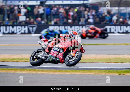 TOWCESTER, ROYAUME-UNI. Mai 25 : Marc Marquez (#mm93, Espagne) de Ducati Lenovo Team) en MotoGP dimanche lors du Grand Prix de Tissot du Royaume-Uni 2025 au circuit de Silverstone le samedi 25 mai 2024 à TOWCESTER, ANGLETERRE. Crédit : Taka G Wu/Alamy Live News Banque D'Images