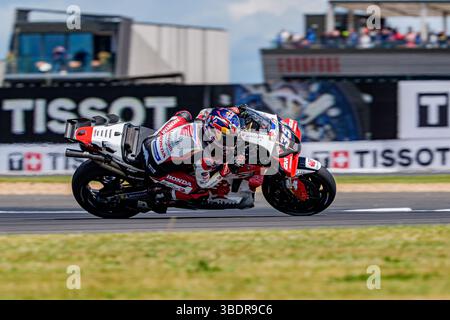 TOWCESTER, ROYAUME-UNI. Mai 25 : Somkiat Chantra (#sc35, Thaïlande) de l’action LRC Honda dans la course MotoGP de dimanche lors du Grand Prix Tissot du Royaume-Uni 2025 au circuit de Silverstone le samedi 25 mai 2024 à TOWCESTER, ANGLETERRE. Crédit : Taka G Wu/Alamy Live News Banque D'Images
