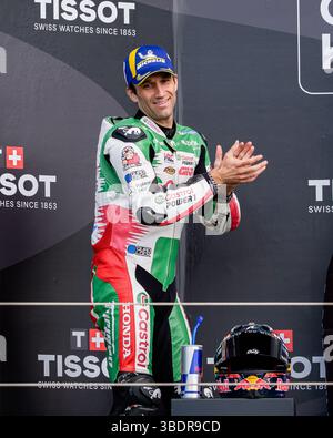 TOWCESTER, ROYAUME-UNI. Mai 25 : Johann Zarco (#JZ5, France) de LCR Honda à la présentation des vainqueurs après la course MotoGP de dimanche lors du Grand Prix de Tissot du Royaume-Uni 2025 au circuit de Silverstone le dimanche 25 mai 2025 à TOWCESTER, ANGLETERRE. Crédit : Taka G Wu/Alamy Live News Banque D'Images
