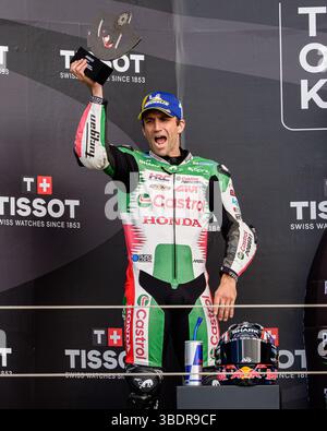 TOWCESTER, ROYAUME-UNI. Mai 25 : Johann Zarco (#JZ5, France) de LCR Honda à la présentation des vainqueurs après la course MotoGP de dimanche lors du Grand Prix de Tissot du Royaume-Uni 2025 au circuit de Silverstone le dimanche 25 mai 2025 à TOWCESTER, ANGLETERRE. Crédit : Taka G Wu/Alamy Live News Banque D'Images