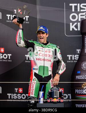 TOWCESTER, ROYAUME-UNI. Mai 25 : Johann Zarco (#JZ5, France) de LCR Honda à la présentation des vainqueurs après la course MotoGP de dimanche lors du Grand Prix de Tissot du Royaume-Uni 2025 au circuit de Silverstone le dimanche 25 mai 2025 à TOWCESTER, ANGLETERRE. Crédit : Taka G Wu/Alamy Live News Banque D'Images