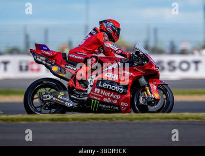 TOWCESTER, ROYAUME-UNI. Mai 25 : Marc Marquez (#mm93, Espagne) de Ducati Lenovo Team) en MotoGP dimanche lors du Grand Prix de Tissot du Royaume-Uni 2025 au circuit de Silverstone le samedi 25 mai 2024 à TOWCESTER, ANGLETERRE. Crédit : Taka G Wu/Alamy Live News Banque D'Images