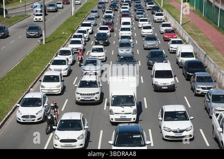 salvador, bahia, brésil : 28 novembre 2024 : des véhicules sont vus dans des embouteillages sur l'avenue Luiz Viana dans la ville de Salvador. Banque D'Images