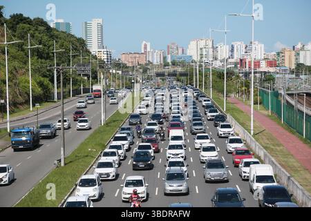 salvador, bahia, brésil : 28 novembre 2024 : des véhicules sont vus dans des embouteillages sur l'avenue Luiz Viana dans la ville de Salvador. Banque D'Images