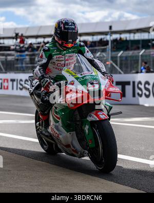 TOWCESTER, ROYAUME-UNI. Mai 25 : Johann Zarco (#JZ5, France) de LCR Honda revient sur les stands après la course MotoGP de dimanche lors du Grand Prix de Tissot du Royaume-Uni 2025 au circuit de Silverstone le dimanche 25 mai 2025 à TOWCESTER, ANGLETERRE. Crédit : Taka G Wu/Alamy Live News Banque D'Images