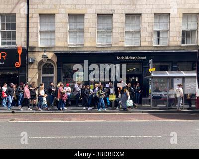 Planète interdite avec des files d'attente dans la rue en attente d'entrée pour la session de signature de livre de l'auteur Garth Ennis, South Bridge, Edimbourg Écosse 24 mai 2025 Banque D'Images
