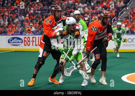 Buffalo, New York, États-Unis. 24 mai 2025. L'attaquant Ryan Keenan (15 ans) de la ruée de la Saskatchewan et le défenseur des Buffalo bandits Kiel Matisz (24 ans) se battent au premier quart-temps. Les Buffalo bandits ont accueilli la Saskatchewan Rush lors du troisième match de la finale de la Coupe de la Ligue nationale de crosse au Key Bank Center à Buffalo, New York. (Jonathan Tenca/CSM). Crédit : csm/Alamy Live News Banque D'Images