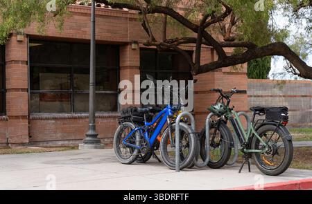 Boulder City, NV / USA - 24 mai 2025 : vélos électriques verrouillés à un porte-vélos Banque D'Images