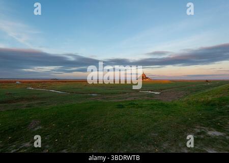 Vue ultra grand angle sur la baie du Mont Saint-Michel, avec Tombelaine, la pointe de Carole et les polders à l'heure dorée (coucher de soleil), le Mont St-Michel, Banque D'Images