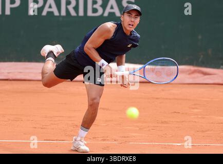 Paris, France. 25 mai 2025. L’australien Rink Hijikata joue contre l’américaine Reilly Opelka lors de son match de premier tour à l’Open de France de Tennis à Roland Garros à Paris, le dimanche 25 mai 2025. Opelka a gagné 1-6, 6-3, 7-5, 7-6. Photo de Maya Vidon-White/UPI crédit : UPI/Alamy Live News Banque D'Images