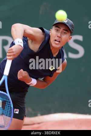 Paris, France. 25 mai 2025. L’australien Rink Hijikata joue contre l’américaine Reilly Opelka lors de son match de premier tour à l’Open de France de Tennis à Roland Garros à Paris, le dimanche 25 mai 2025. Opelka a gagné 1-6, 6-3, 7-5, 7-6. Photo de Maya Vidon-White/UPI crédit : UPI/Alamy Live News Banque D'Images